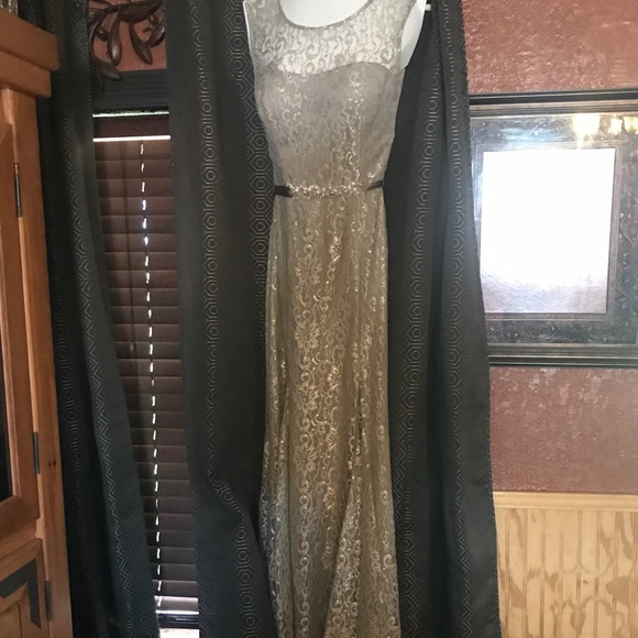 Formal dress - Picture 1 of 1